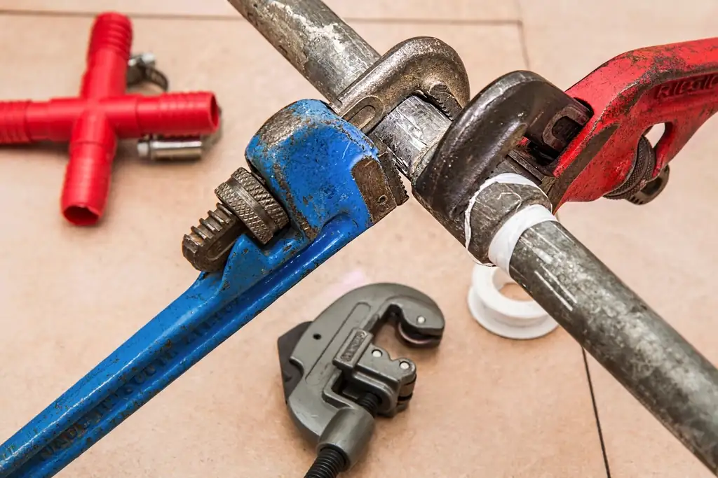 Klucze hydrauliczne zaciśnięte na stalowej rurze podczas naprawy połączenia